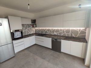 CUCINA EFFETTO CEMENTO BIANCO CON TOP GRES